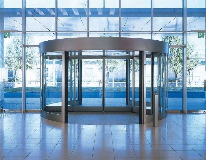Porte tournante automatique à deux ailes avec différentes options de décoration de surface