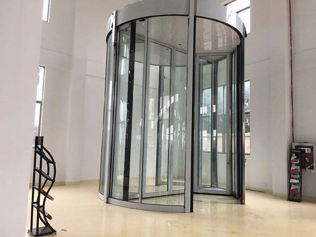Porte tournante automatique à deux ailes avec différentes options de décoration de surface