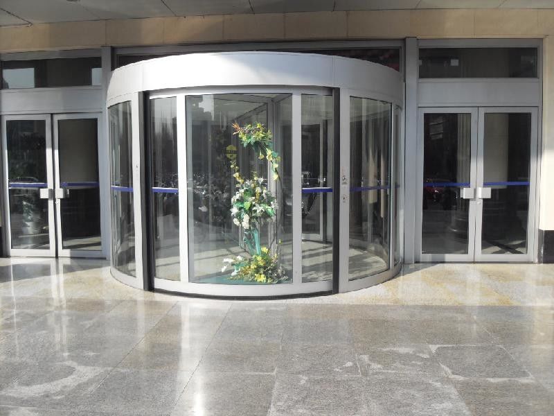 Porte tournante automatique à deux ailes pour grands immeubles commerciaux à l'aspect noble