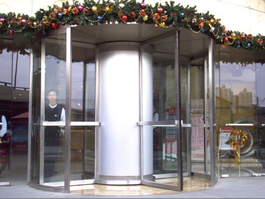 Porte tournante automatique à deux ailes pour grands immeubles commerciaux à l'aspect noble