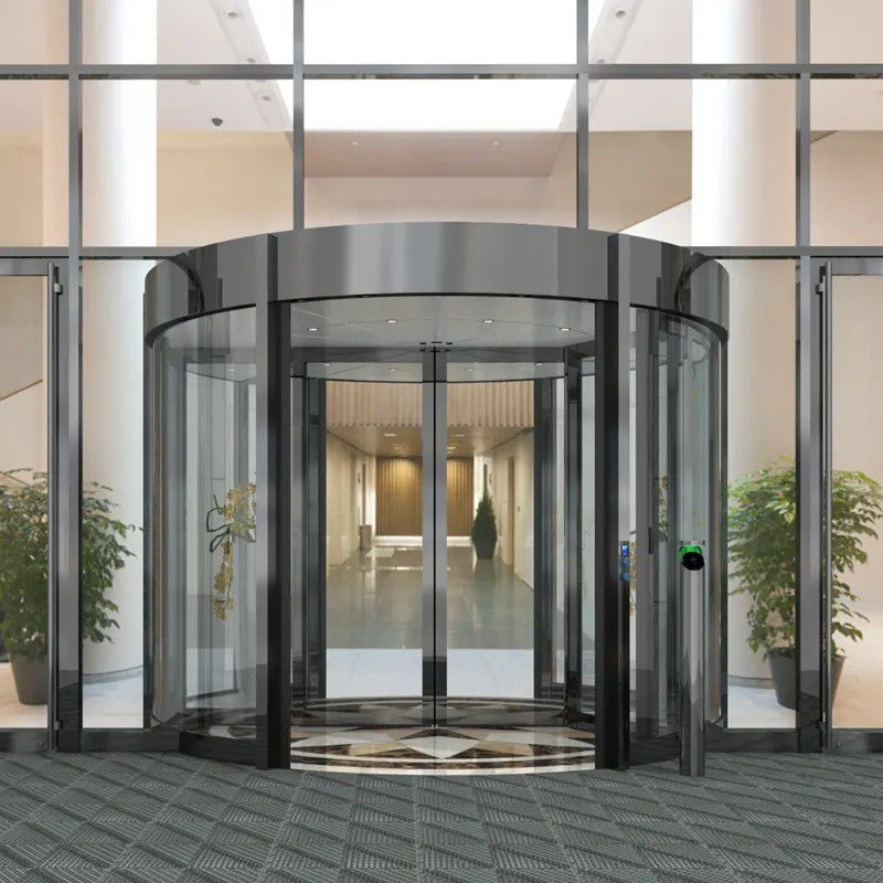 Porte tournante pratique et automatique pour un accès commercial sécurisé et moderne
