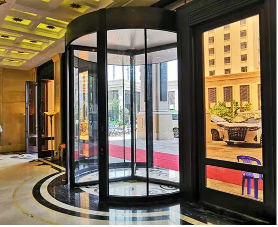 Porte tournante pratique et automatique pour un accès commercial sécurisé et moderne