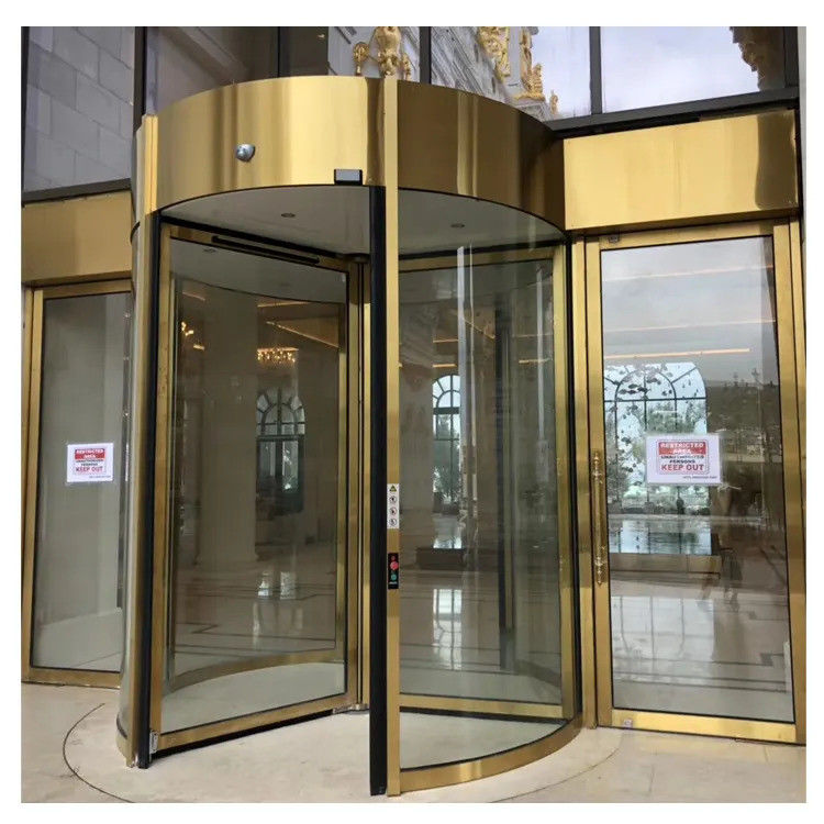 Porte tournante pratique et automatique pour un accès commercial sécurisé et moderne