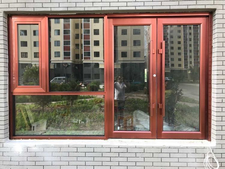 Prix de gros de l'usine Cadre en aluminium devant la boutique Kfc Porte plancher Printemps tempéré Sécurité Porte double verre