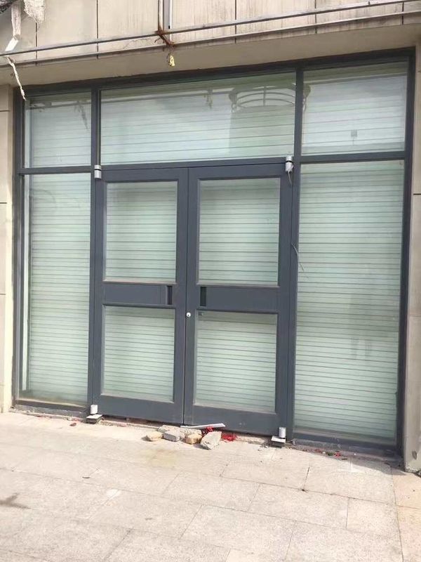 Prix en gros de l'usine Cadre en aluminium devant la boutique Kfc Porte plancher printemps tempéré Sécurité double vitrage